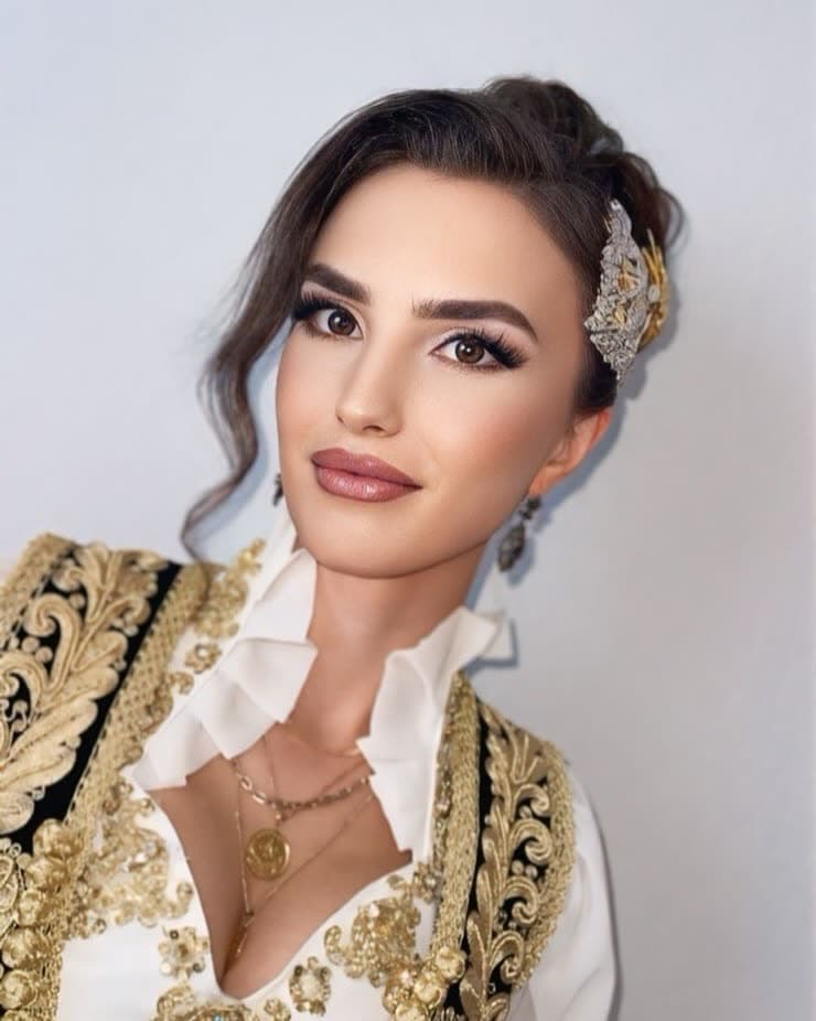 Make-up dhe flokë për nuse me veshje tradicionale