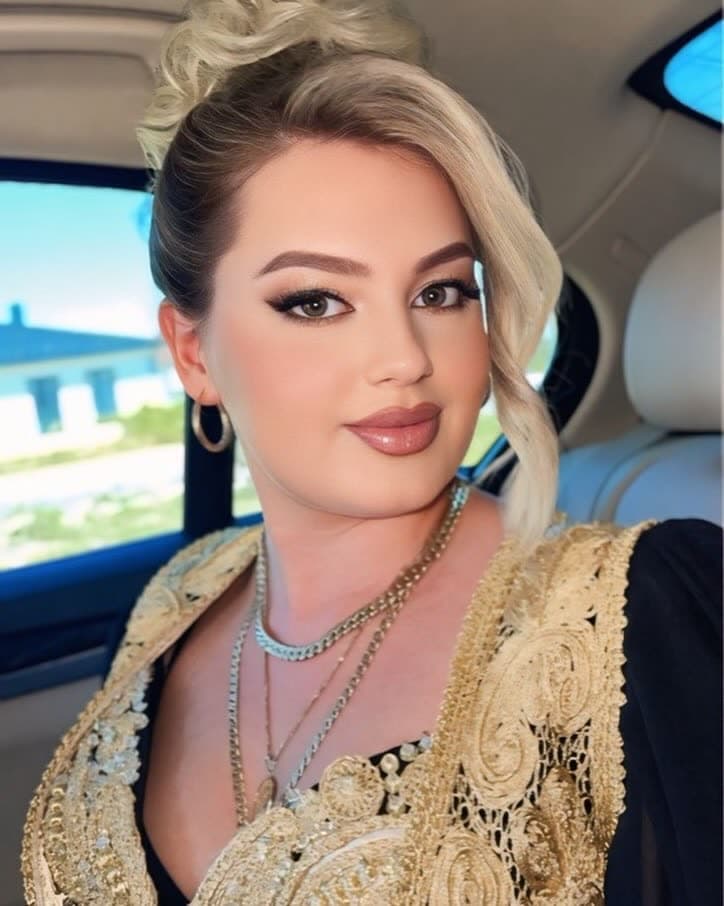 Nuse me make-up dhe flokë të ngritura